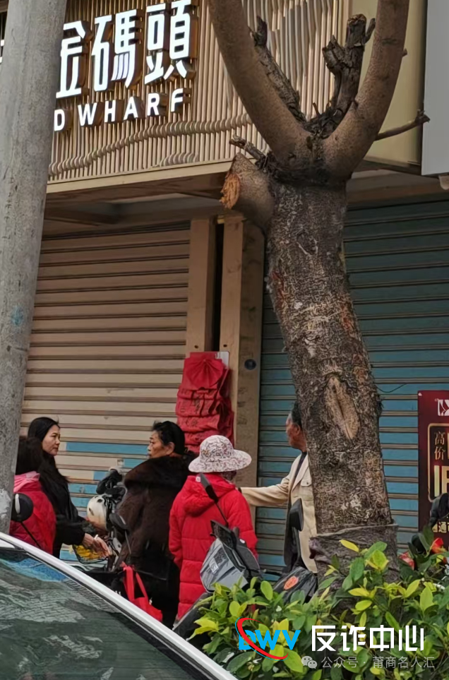 雨天探访莆田东庄黄金码头：门店关停，投资者雨中无助维权！(3)