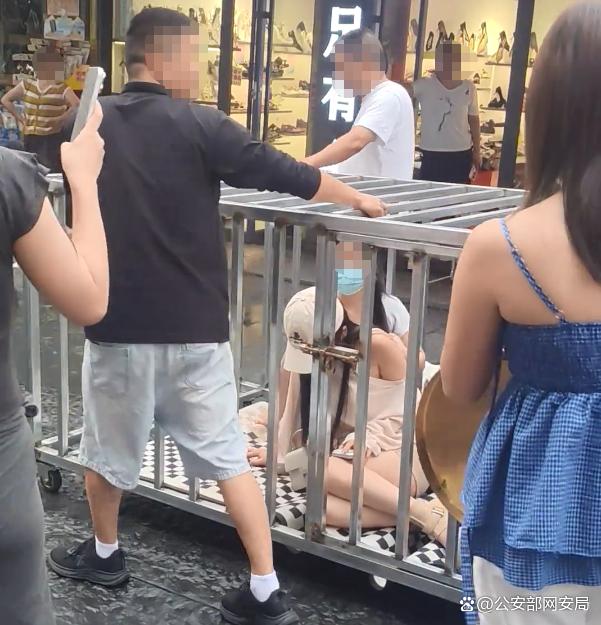 网传 “两女子被关铁笼游街” 实为博流量低俗摆拍，主犯被刑拘