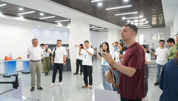 求真之旅｜电力无人机只是航拍玩具？这场求真辟谣打破刻板印象